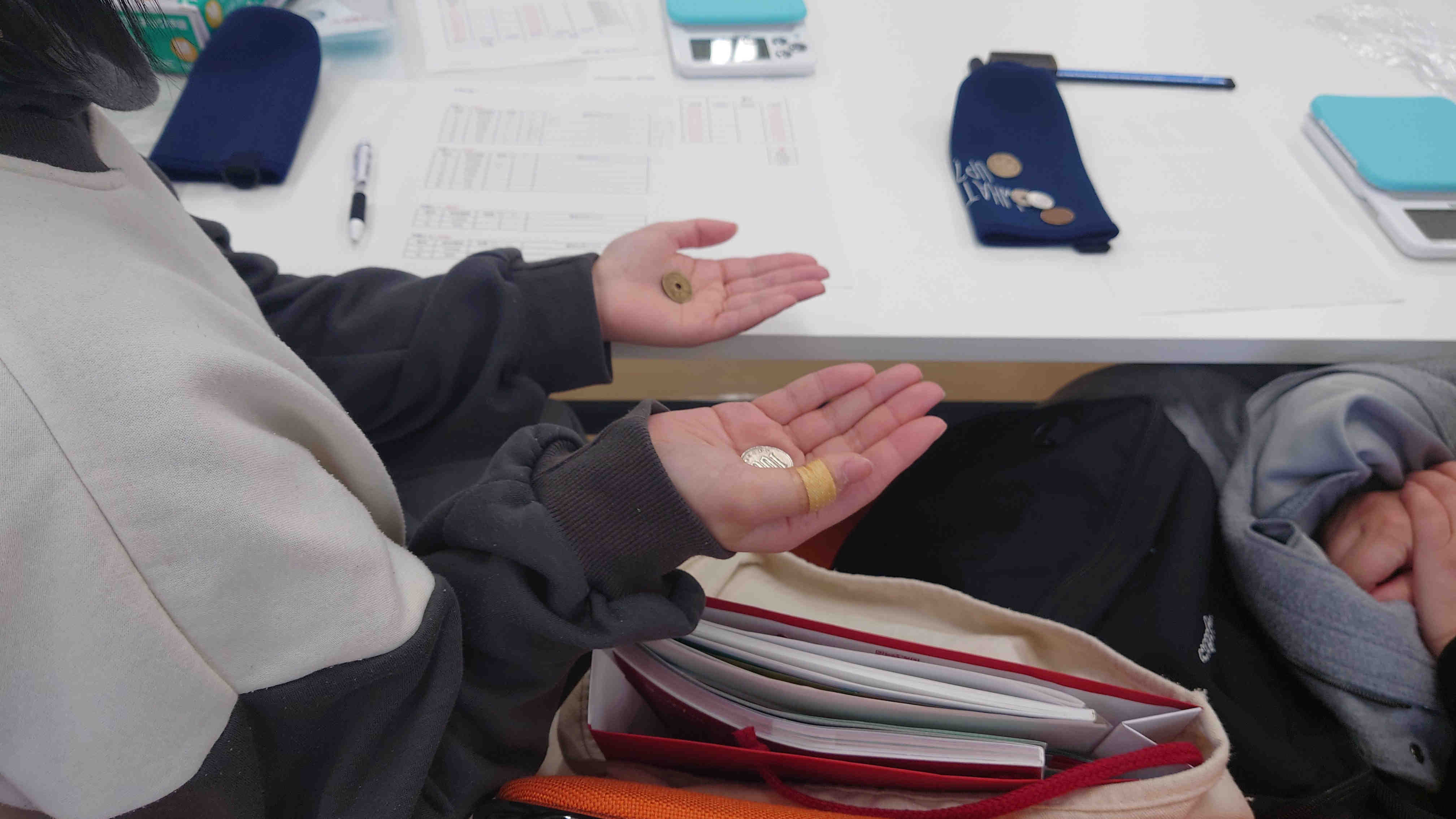 感触でコイン当て