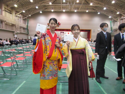 沖縄の伝統衣装で