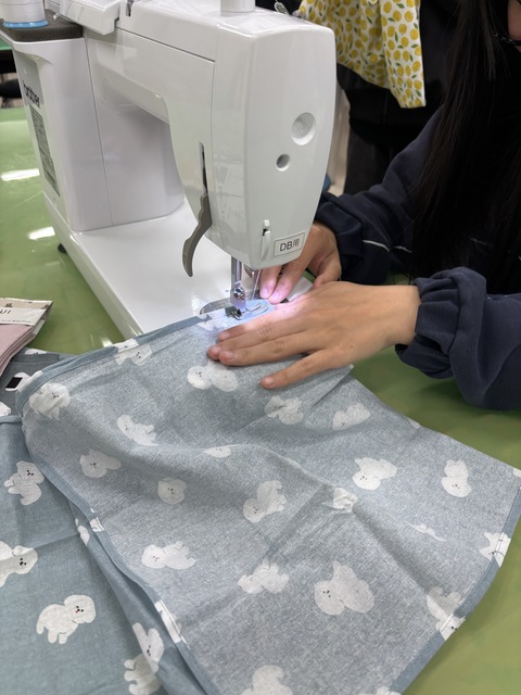 あずま袋のミシンかけ