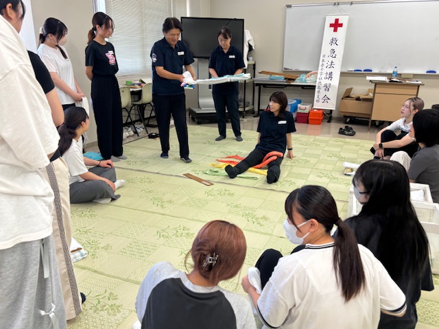 赤十字３人