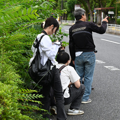 姫路市立美術館横で撮影中の学生