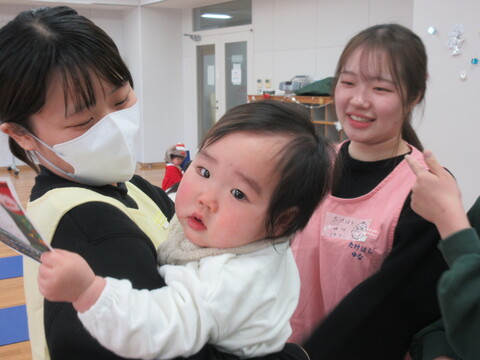 抱っこされる子