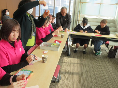 ひな飾り作成中