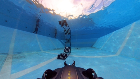 Cフレーム水中ドローン視点斜め方向