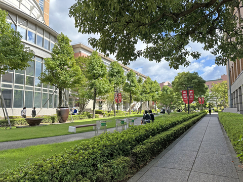 自由見学を楽しむ高校生