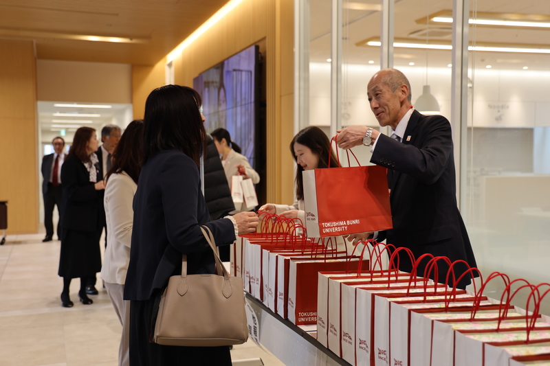 来場者へ記念品のお渡し