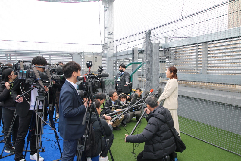 報道陣による囲み取材の様子2