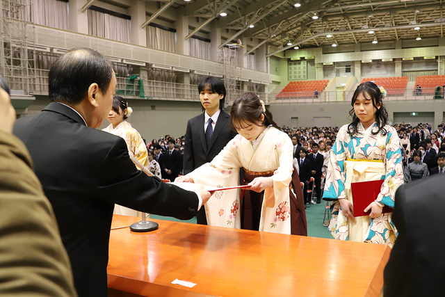 学位記・卒業証書授与4
