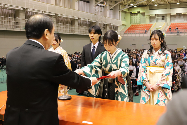 学位記・卒業証書授与3