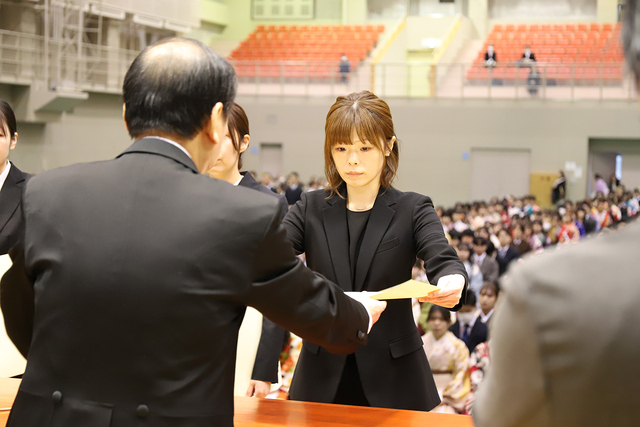 学位記・卒業証書授与1