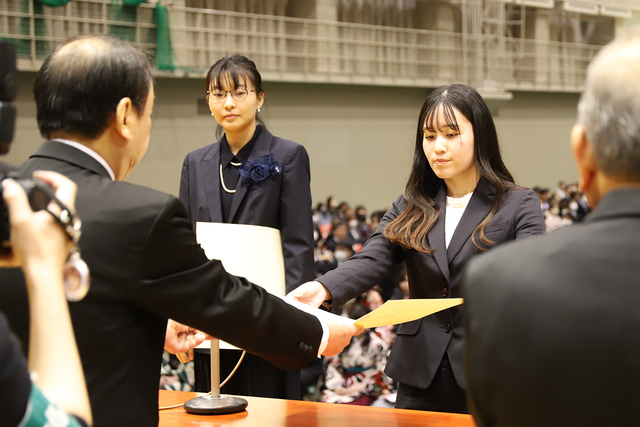 学位記・卒業証書授与2