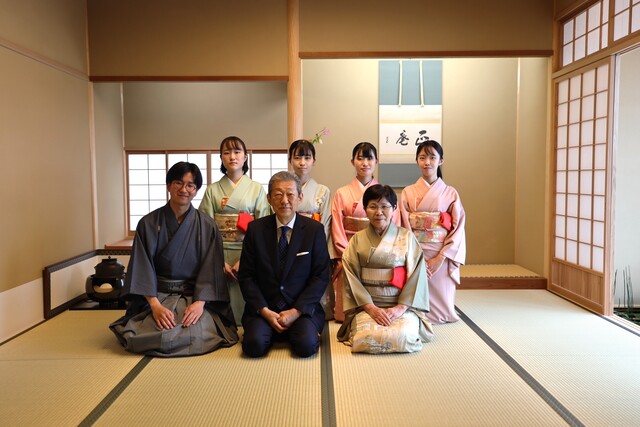 学生と御家元様の集合写真 学生と御家元様の集合写真