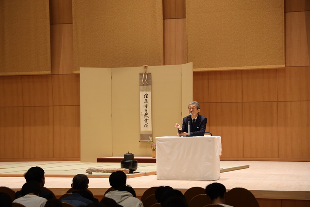 千宗室御家元によるご講演「利休居士の茶の湯 〜引き算の心得〜」 千宗室御家元によるご講演「利休居士の茶の湯 〜引き算の心得〜」