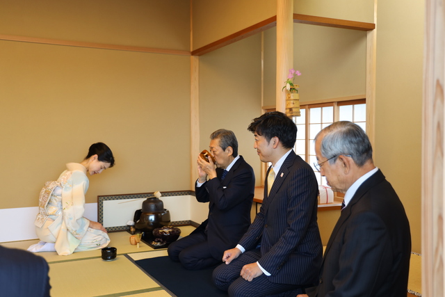 村崎明子理事長夫人によるお点前 村崎明子理事長夫人によるお点前