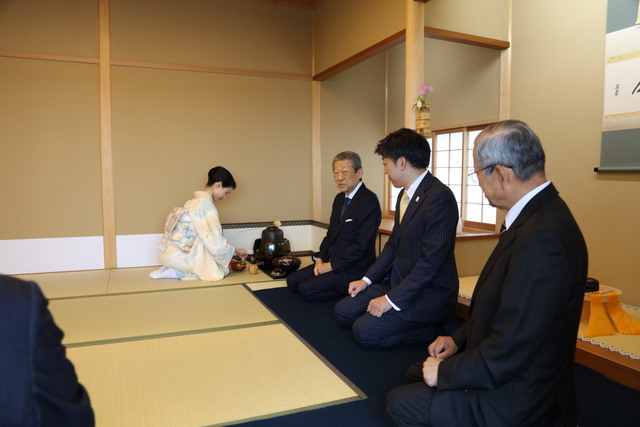 村崎明子理事長夫人によるお点前2