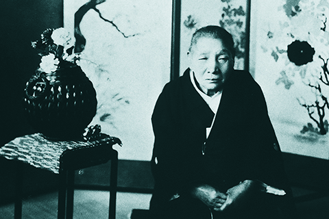 学祖 村崎サイ像