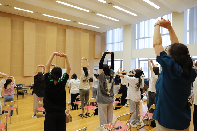 みんなで発声前のストレッチ