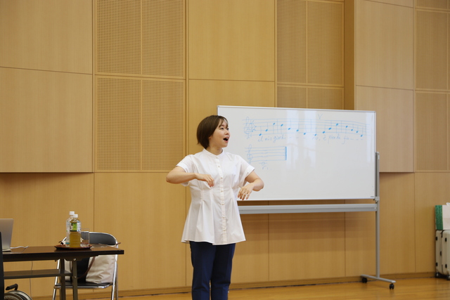 ライオンキングの曲を歌う井上さん