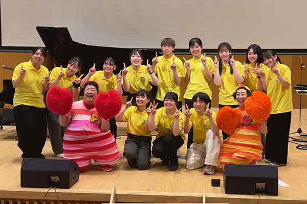 児童学科学生とケロポンズのお二人