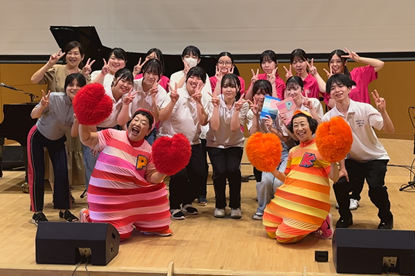 保育科の学生とケロポンズのお二人