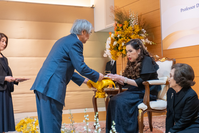 浅川義範先生によるTEACメダルの趣旨・これまでの活動について説明