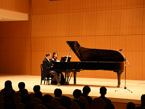 マリオッティ学部長と学生によるピアノ連弾