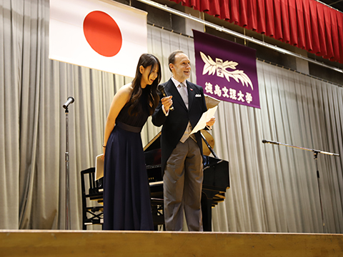 マリオッティ学部長と学生によるピアノ連弾