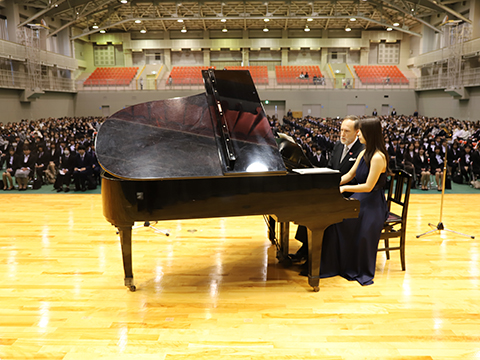 マリオッティ学部長と学生によるピアノ連弾2