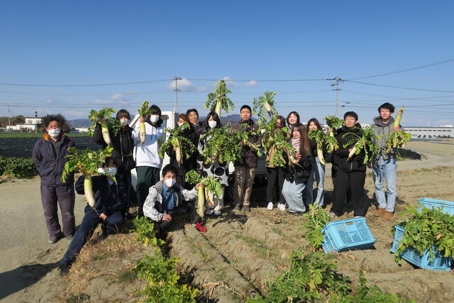 大根を持って記念写真